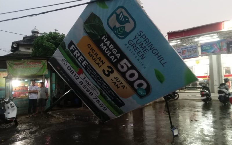 Billboard Milik Perumahan Elit Roboh Mengarah ke Jalan Raya di Rumpin Bogor