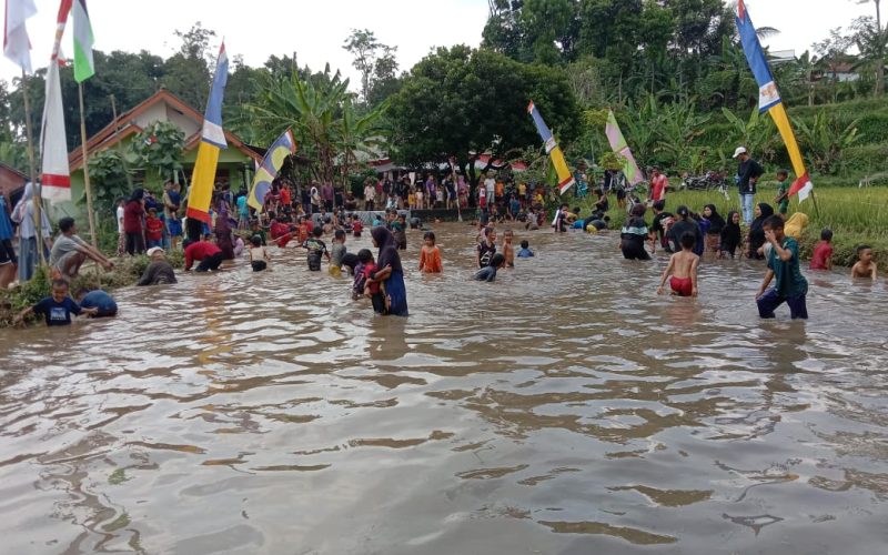 Keseruan HUT ke 80 RI, Ribuan Warga Ngubek Empang Berisi 1,5 kwintal Ikan