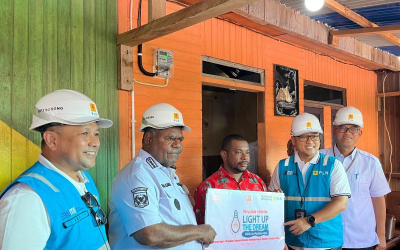 Kado HUT RI, PLN Salurkan Bantuan Pasang Listrik Gratis 2.821 Keluarga Prasejahtera di Seluruh Indonesia