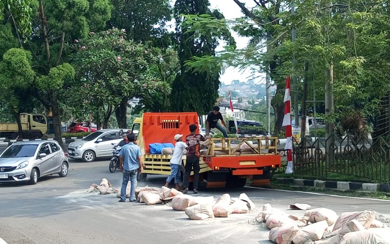 Puluhan Semen Berhamburan di Cibinong Usai Putusnya Tali Pengikat Truk