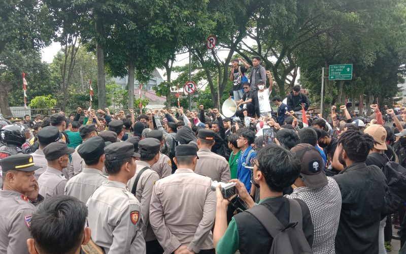 Aliansi Mahasiswa Gerakan Bogor Melawan Gelar Unjuk Rasa di Jalan Sudirman Bogor
