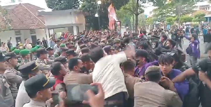 Anggota Satpol-PP Hajar Mahasiswa Unpak saat Aksi di Gedung DPRD Kota Bogor