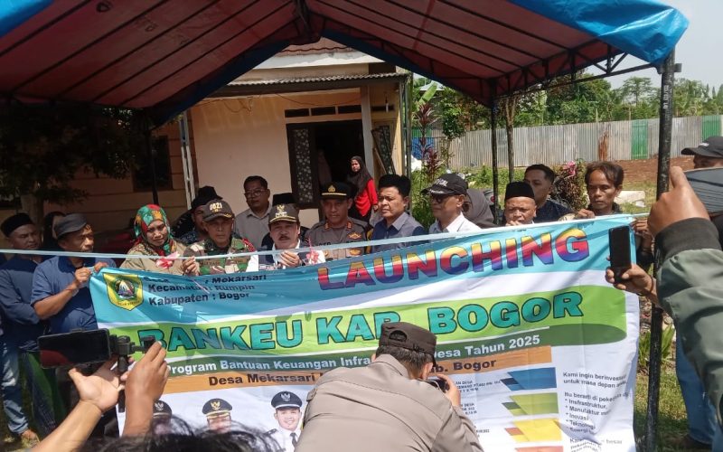 Terima Bankeu Kabupaten Bogor, Kades Hendrik Pembangunan Jalan Desa Capai 80 Persen