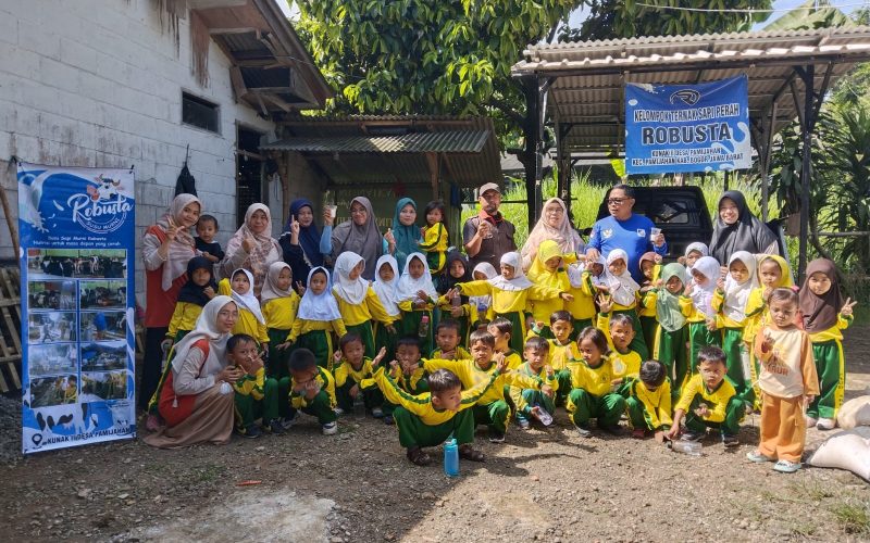 Kunjungan Edukasi PAUD AR-RAUDHOH ke Kandang sapi kelompok ternak Robusta