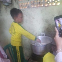 Kunjungan Edukasi PAUD AR-RAUDHOH ke Kandang sapi kelompok ternak Robusta