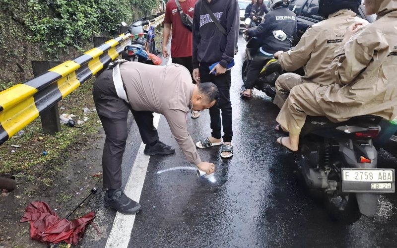 Rem Blong, Truk Box di Jalur Puncak Bogor Tabrak Pemotor yang Bonceng Tiga