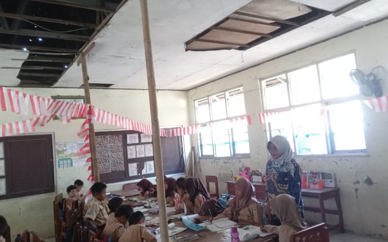 Atap Ruang Kelas Hancur, Pelajar SDN Cipinang 02 Rumpin Mengaku Ketakutan