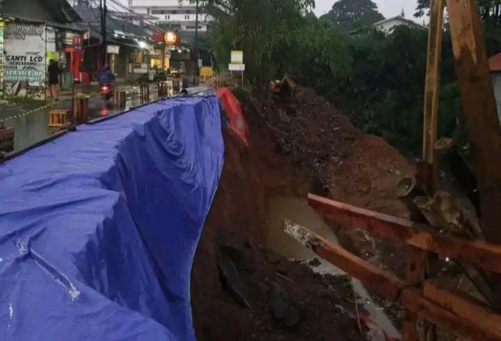 Jalan Cikampak-Gunung Salak Bogor Longsor Lagi, Kini Hanya Bisa Dilalui Kendaraan Roda 2