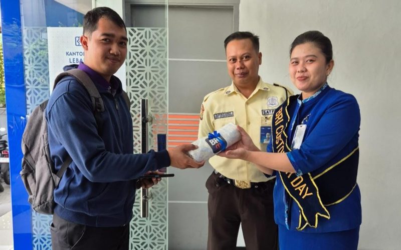Peringati Hari Pelanggan, BRI Lebak Bulus Berikan Gift Kepada Nasabah