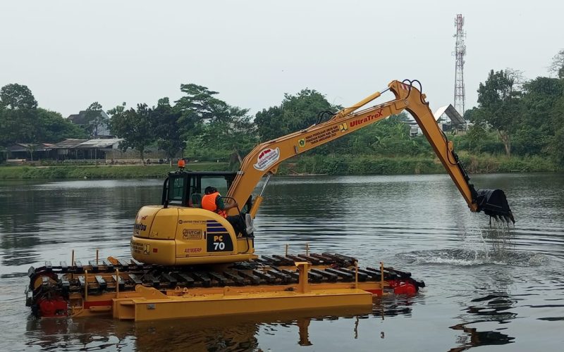 Eskavator Amfibi Senilai Rp4,7 Miliar Dijadikan Solusi Pemkab Bogor Atasi Persoalan Sampah di Setu