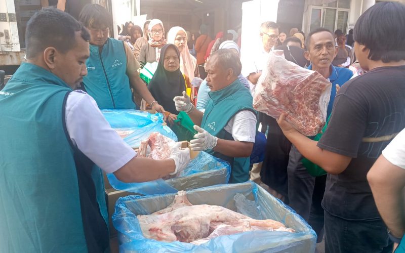 Warga Bogor Selatan, Berbondong-bondong Ambil Paket Daging Kurban dari Yayasan Server Indonesia
