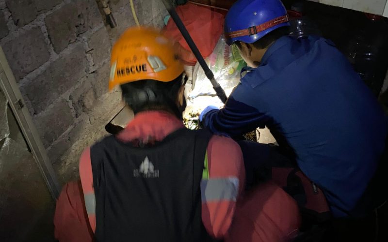 Damkar Bantu Tangani Warga Cibinong yang Tak Bisa Pasang Mesin Penyedot Air