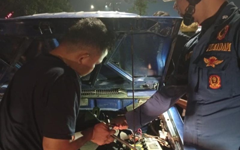 Saat Tengah Malam, Damkar Tangani Mobil Kijang Warga yang Mogok di Stadion Pakansari
