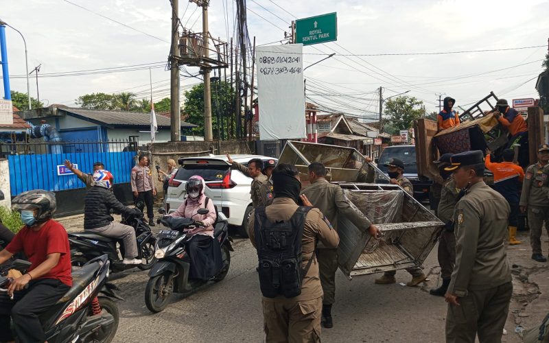 Berdiri Diatas Saluran Irigasi, Satpol PP Hancurkan 34 Bangli di Babakan Madang
