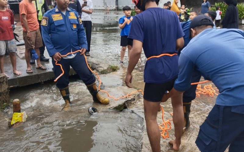 Pemotor Terperosok ke Drainase Cileungsi Saat Banjir, Damkar Evakuasi