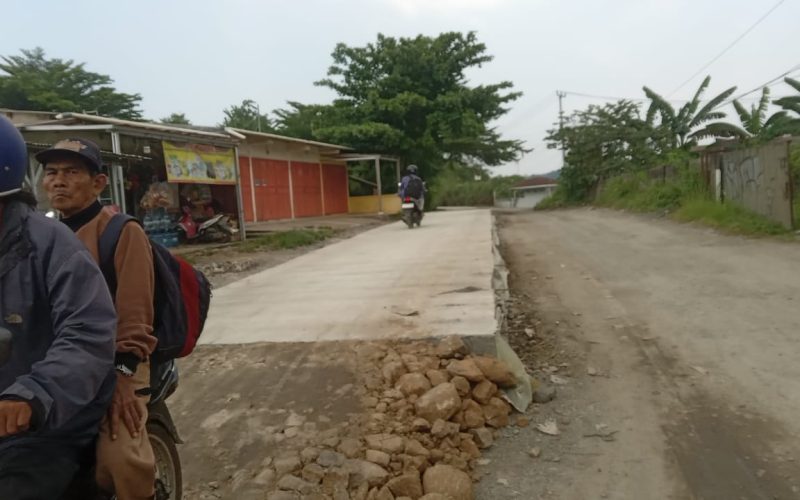 Proyek Rekonstruksi Jalan Prumpung Gunungsindur Cicangkal Senilai Rp.12 Miliar, Coran Belum Dipakai Sudah Retak