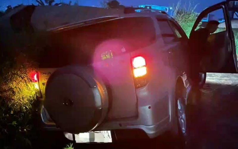 Minim Penerangan Lampu, Mobil di Megamendung Terperosok ke Parit Sawah Saat Tengah Malam