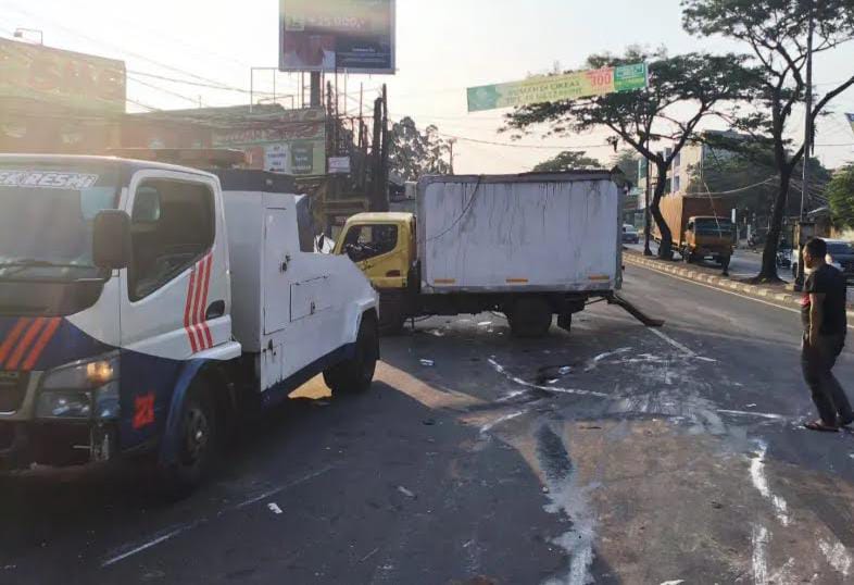 Truk Box di Gunung Putri Terguling Gegara Sopir Tak Konsentrasi