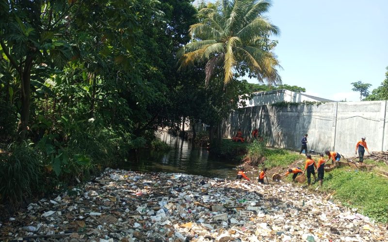 Tumpukan Sampah Cemari Aliran Irigasi Setu Cikaret Cibinong Selama 3 Bulan, DLH Kewalahan Evakuasi