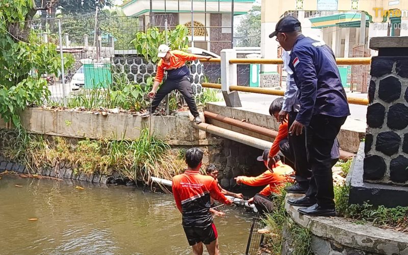 DLH Langsung Pasang Jaring Apung di Saluran Irigasi Situ Cikaret Cibinong Usai Sampah Menumpuk