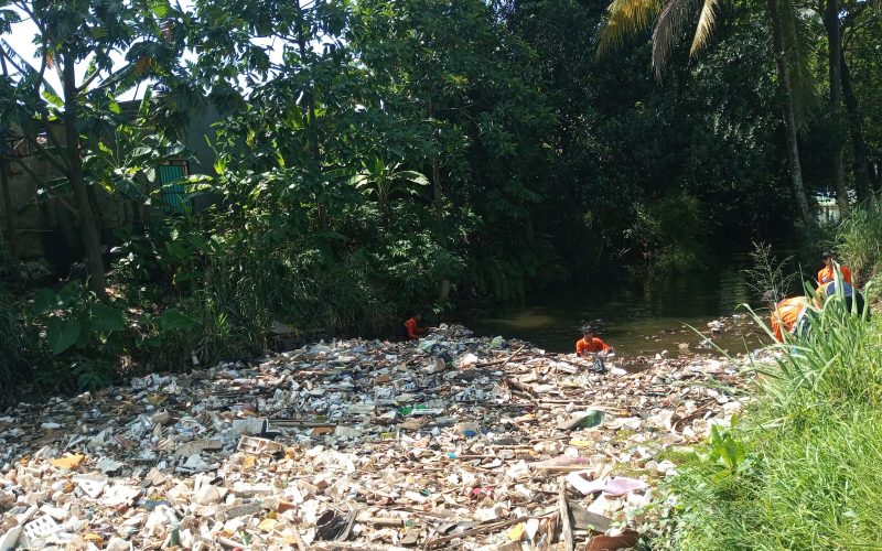Ular Sempat Bermunculan, DLH Akhirnya Angkut 18 Kubik Sampah di Saluran Irigasi Situ Cikaret