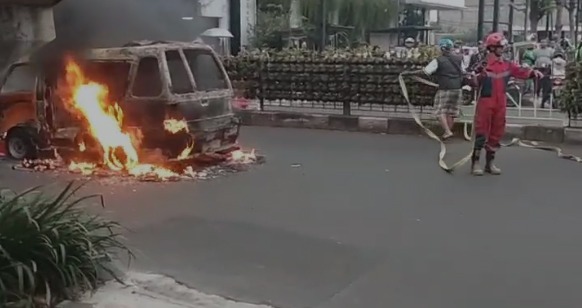 Angkot Tua Terbakar di Tengah Kota Bogor, Sopir Alami Luka Bakar