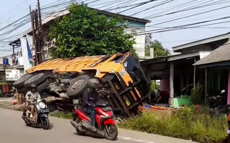 Lintasi Jalan yang Amblas, Truk di Cileungsi Terguling