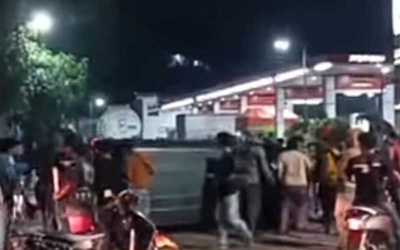 Sopir Mobil Kijang Diamuk Massa di Gunung Putri Usai Diduga Tabrak Lari