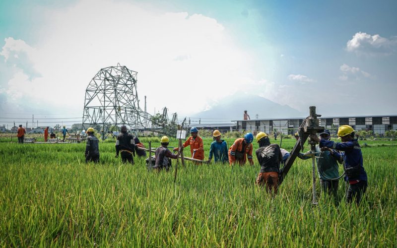 PLN Bergerak Cepat, Dirikan Tower Darurat untuk Pulihkan Kelistrikan Klaten Pasca Cuaca Ekstrem