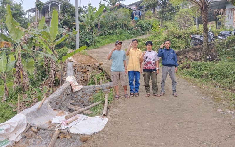 Warga Kampung Cibogo Gunung Menir, Cor Jalan dan TPT Akses Wisata Pasir Luhur dengan Swadaya gotong royong.