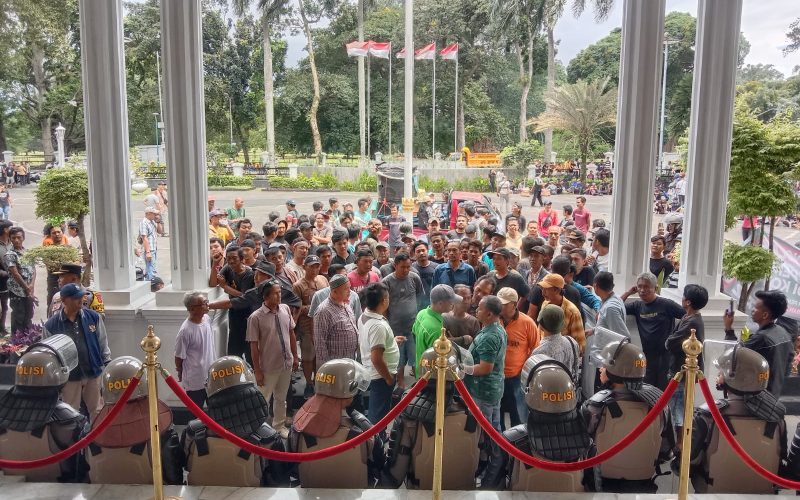 Ratusan Sopir Angkot Demo di Balaikota Bogor, Tolak Kebijakan Pembatasan Usia Kendaraan