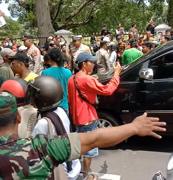 Ratusan Sopir Angkot Blokade Jalan di Bogor, Lalin Macet Panjang