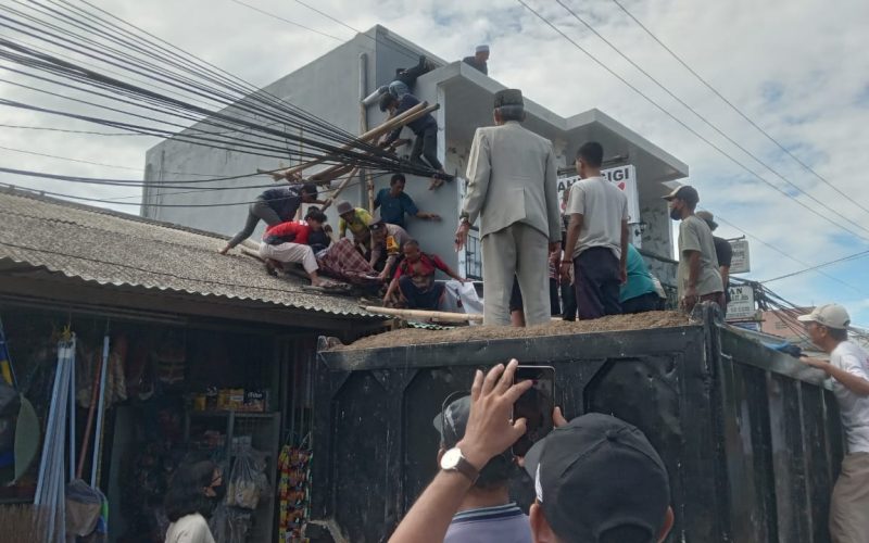 Tersengat Listrik Saat Mengecat, Pekerja Bangunan Jatuh Terpental