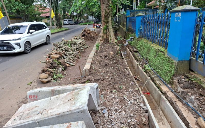 Kebocoran Pipa Air Akibat Proyek Drainase di Jalan Tirto Adhi Soerjo, Kontraktor Dinilai Lalai