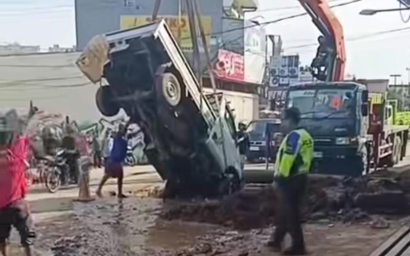 Sopir Tak Konsentrasi, Mobil Pikap Masuk ke Galian Proyek di Gunung Putri