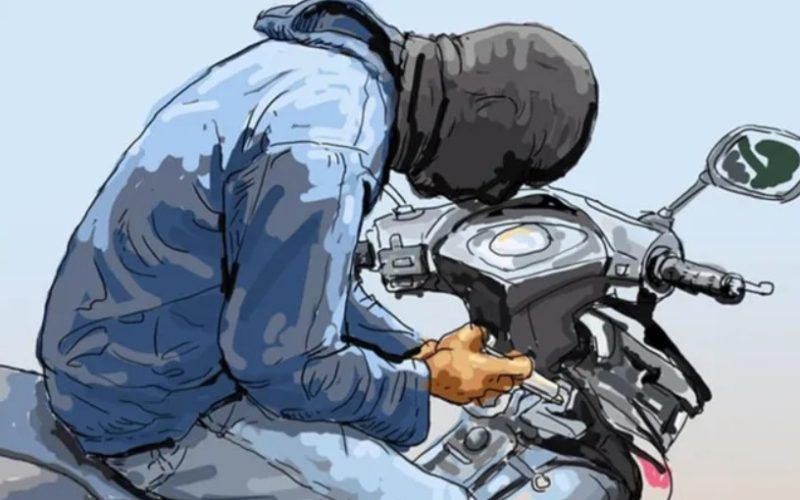 Dramatis.!! Panik Dikejar Warga, Pelaku Curanmor R4 di Rumpin Tabrakan Mobil Curian ke Rumah Warga