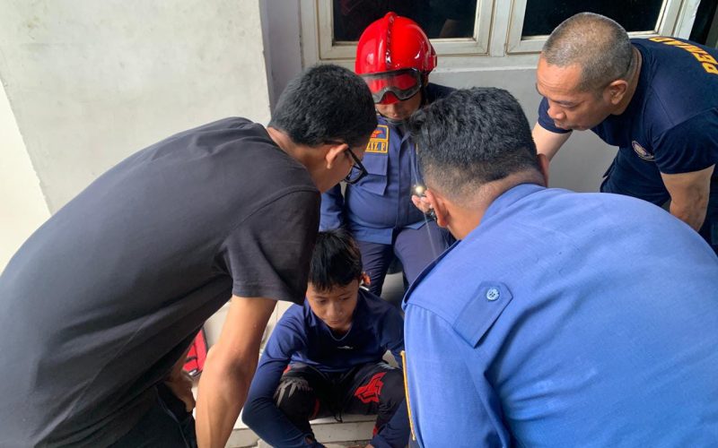 Begini Detik-detik Mengerikan Damkar Keluarkan Kail Pancing Nyangkut ke Telinga Bocah di Cibinong