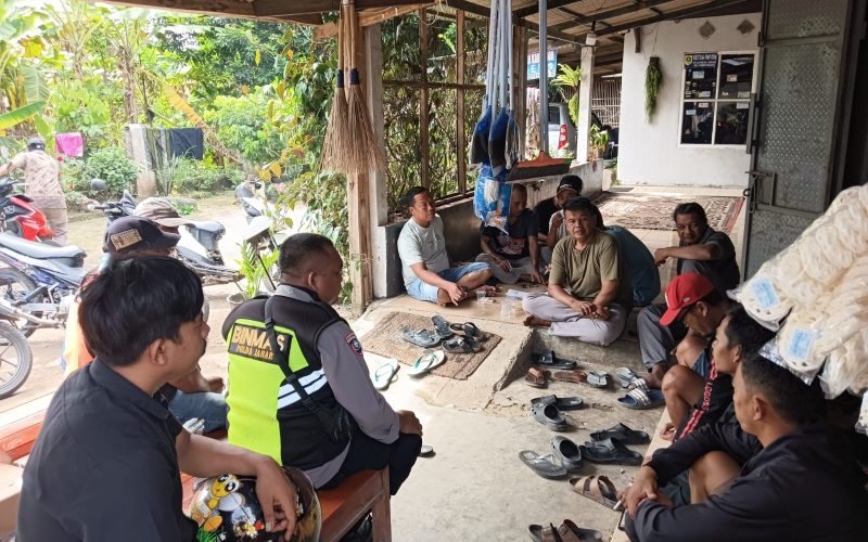 Kecewa Belum Terima Bantuan KDM, Puluhan Warga Ontrog Rumah Kades Lumpang