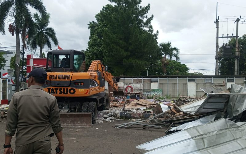 2 Bangunan di Area Gedung KNPI Cibinong Dibongkar Satpol PP, Siap Dijadikan Lapak PKL untuk CFD