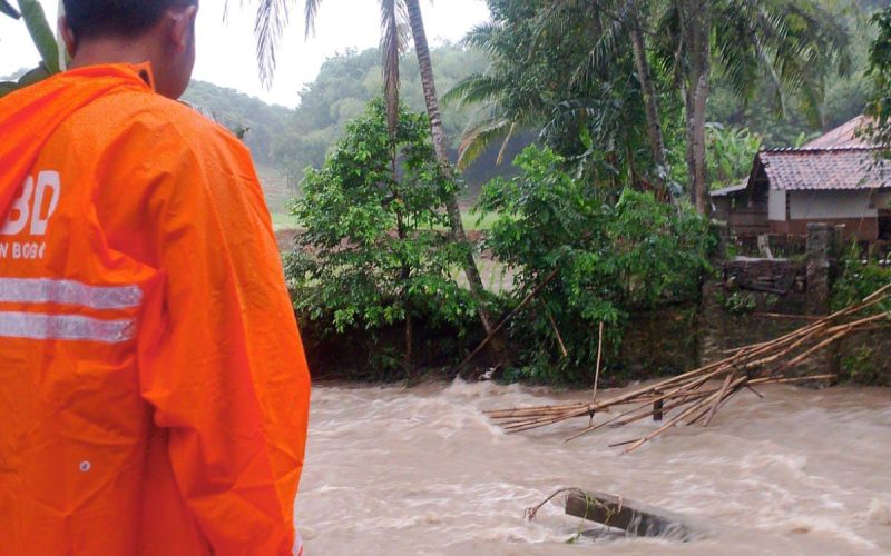 Jembatan Penghubung Kabupaten Bogor-Karawang di Cariu Ambruk Dihantam Banjir