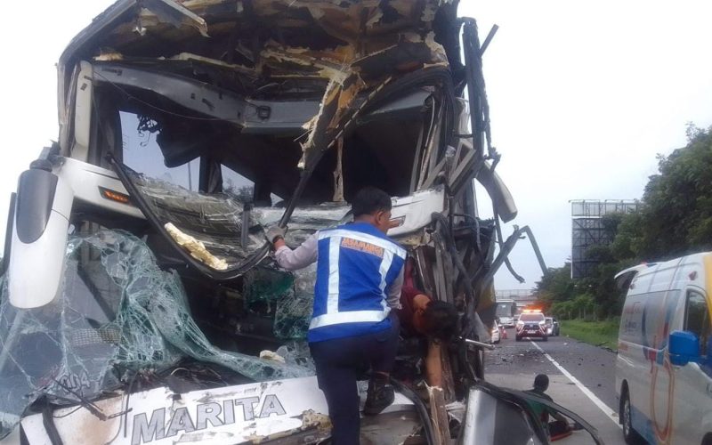 Sopir Mengantuk Sebabkan Bus Tabrak Truk di Tol Jagorawi, Seorang Kenek Terluka