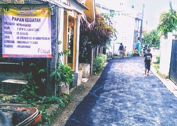 Jalan Desa Cibening di wilayah Rw 02-Rw 04, sedang Dilakukan Pengaspalan, Segini Anggarannya