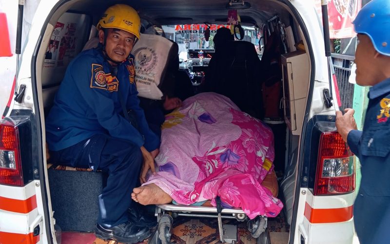 Damkar Evakuasi Wanita Obesitas di Bojonggede ke Rumah Sakit