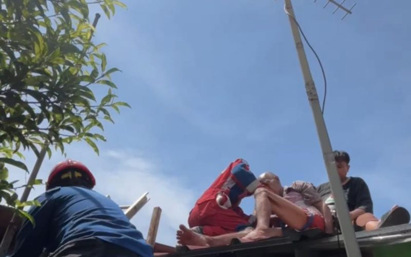 Lansia di Bojonggede Tak Bisa Turun dari Atap Rumah Selama Berjam-jam Saat Perbaiki Genteng, Damkar Evakuasi