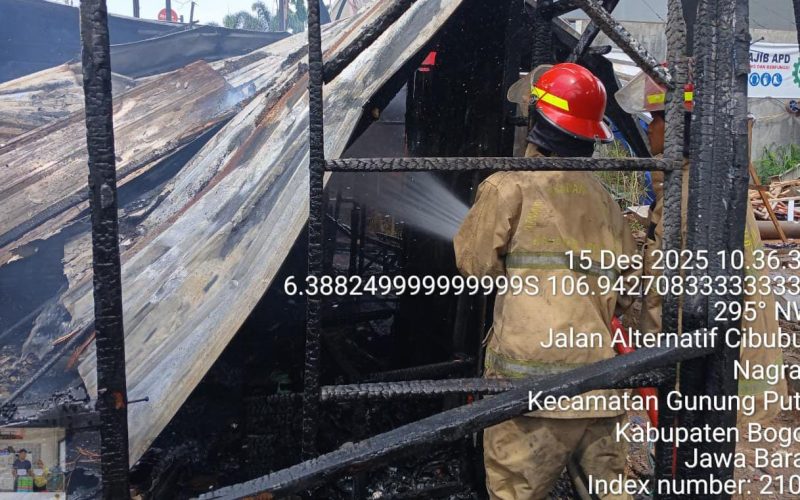 Korsleting Listrik Sebabkan Bedeng Proyek di Gunung Putri Kebakaran