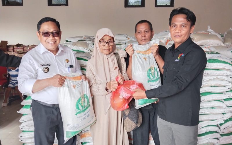 1128  KPM di Desa Pamijahan salurkan Bantuan Pangan Nasional