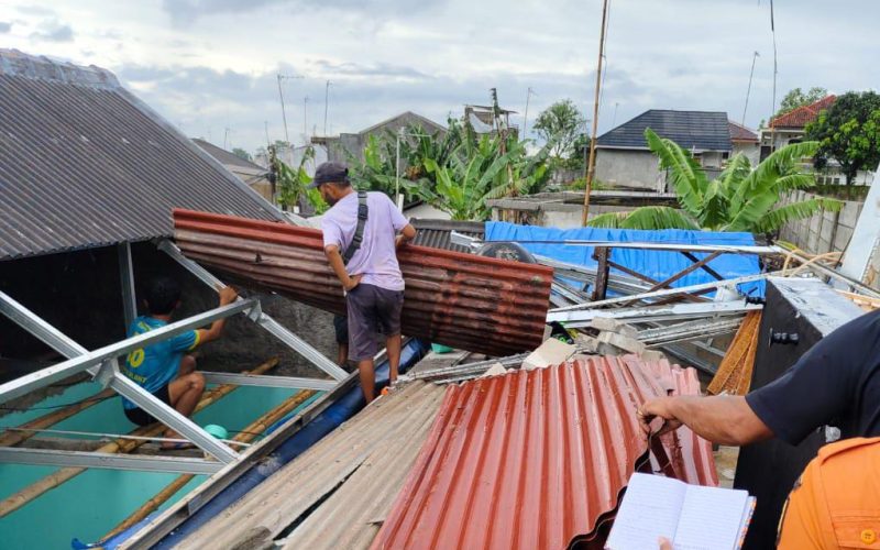 Angin Kencang Terjang 25 Rumah di Megamendung Hingga Rusak, 3 Orang Mengungsi
