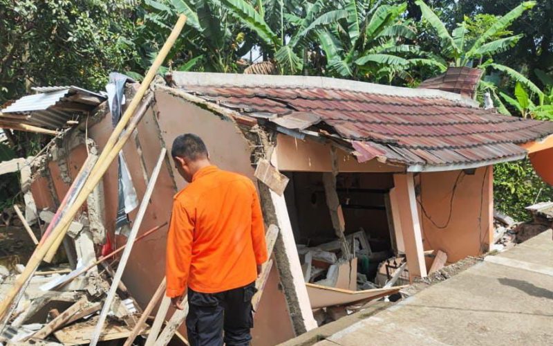 Rumah di Ciampea Ambruk Akibat Pergerakan Tanah, 1 Orang Luka-luka dan 1 Keluarga Mengungsi