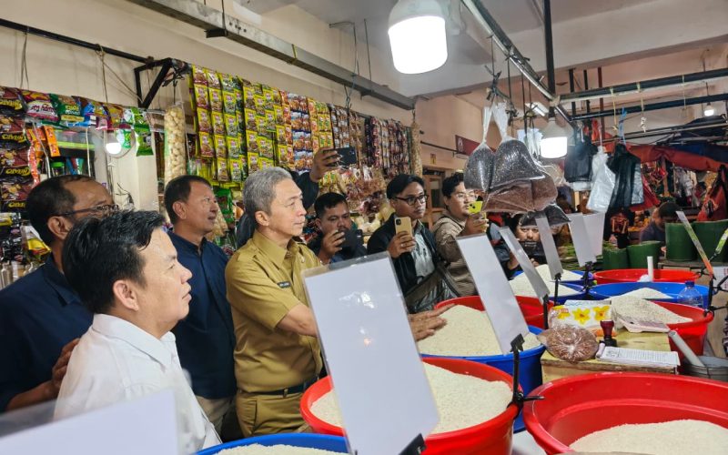 Wali Kota Bogor Tinjau Pasar Jambu Dua, Pastikan Stok dan Harga Pangan Aman Jelang Nataru