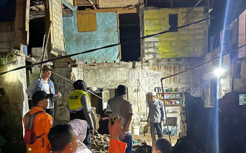 Sedang Bebersih, Pria di Megamendung Tertimpa Rumah Ambruk